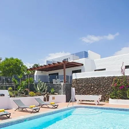 Puerto Del Carmen Sleeps 8 Pool Wifi Villa Puerto del Carmen (Lanzarote)